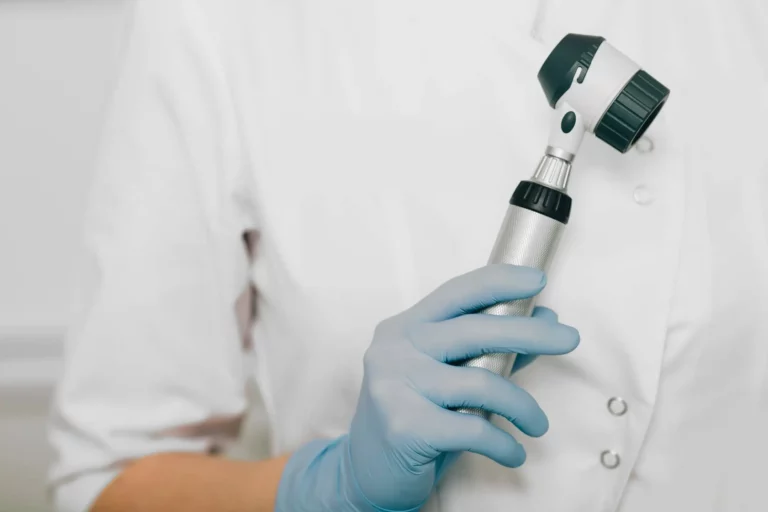dermatolog trzymający dermatoskop